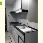 施工事例「家事動線すっきりなキッチン、こだわりクロスが映える玄関収納のリフォーム（横浜市旭区）」を掲載しました！