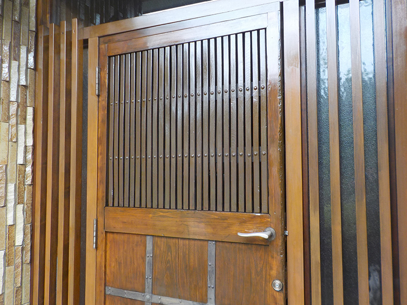 蔵の扉を思わせる玄関ドアのリフォーム(神奈川県相模原市)