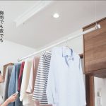 必要な時だけ降ろして使える物干しで梅雨の部屋干しを快適に